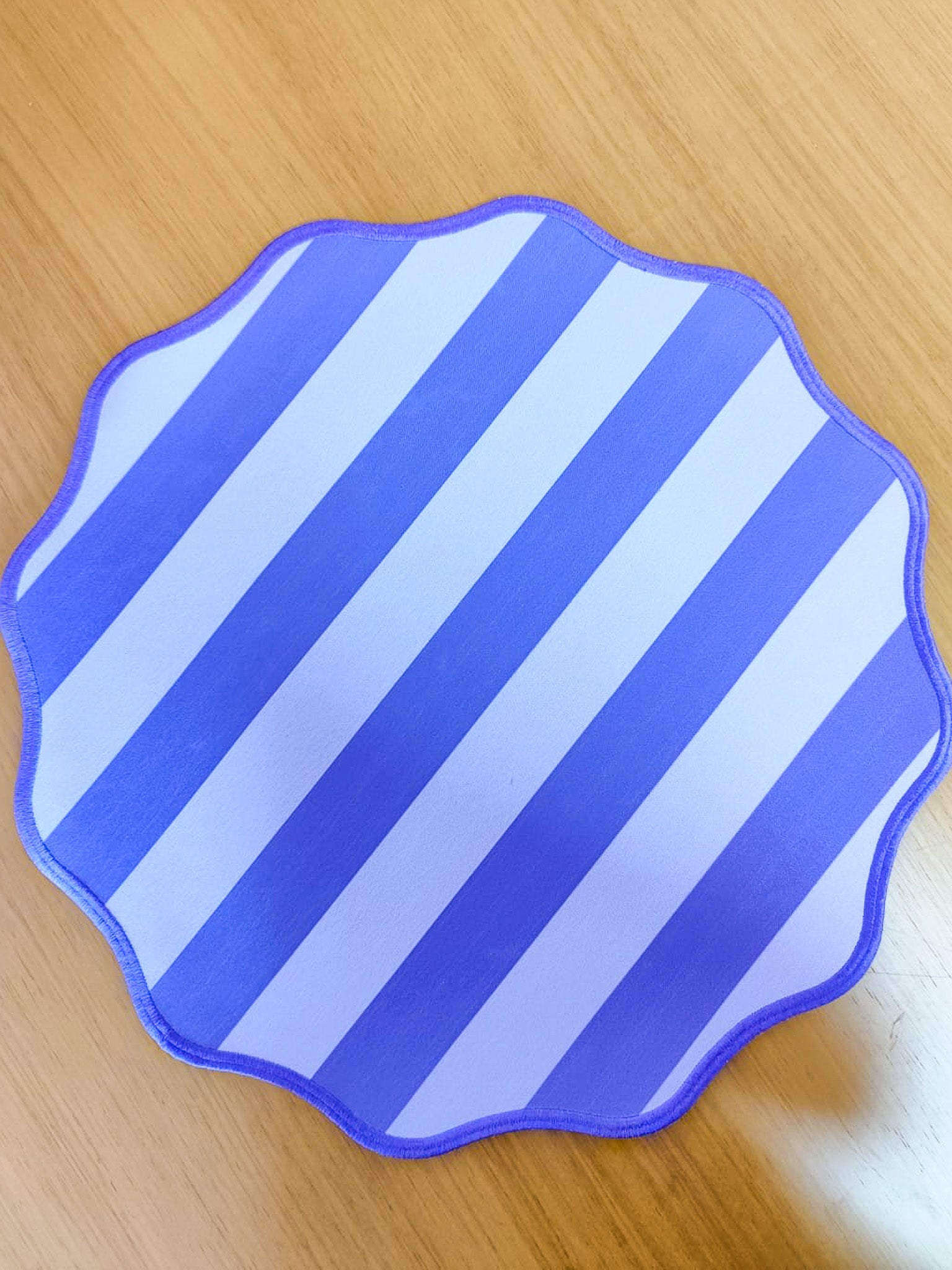 Lugar Americano Redondo Stripes Roxo – 40 cm