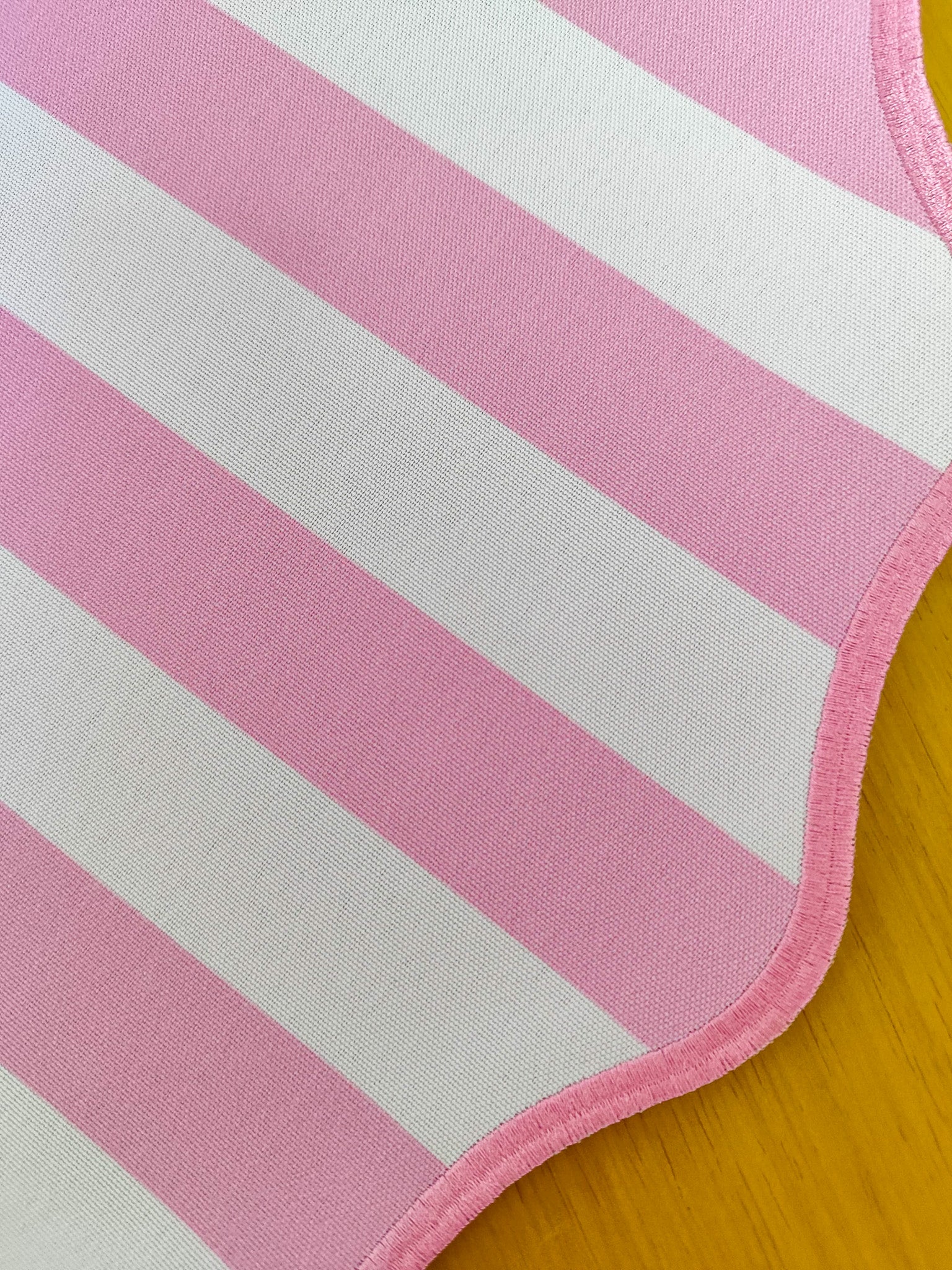 Lugar Americano Redondo Stripes Rosa Claro – 40 cm