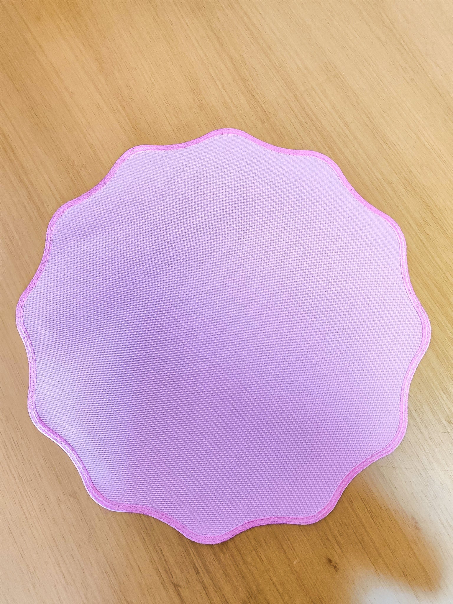 Lugar Americano Redondo Stripes Rosa Claro – 40 cm