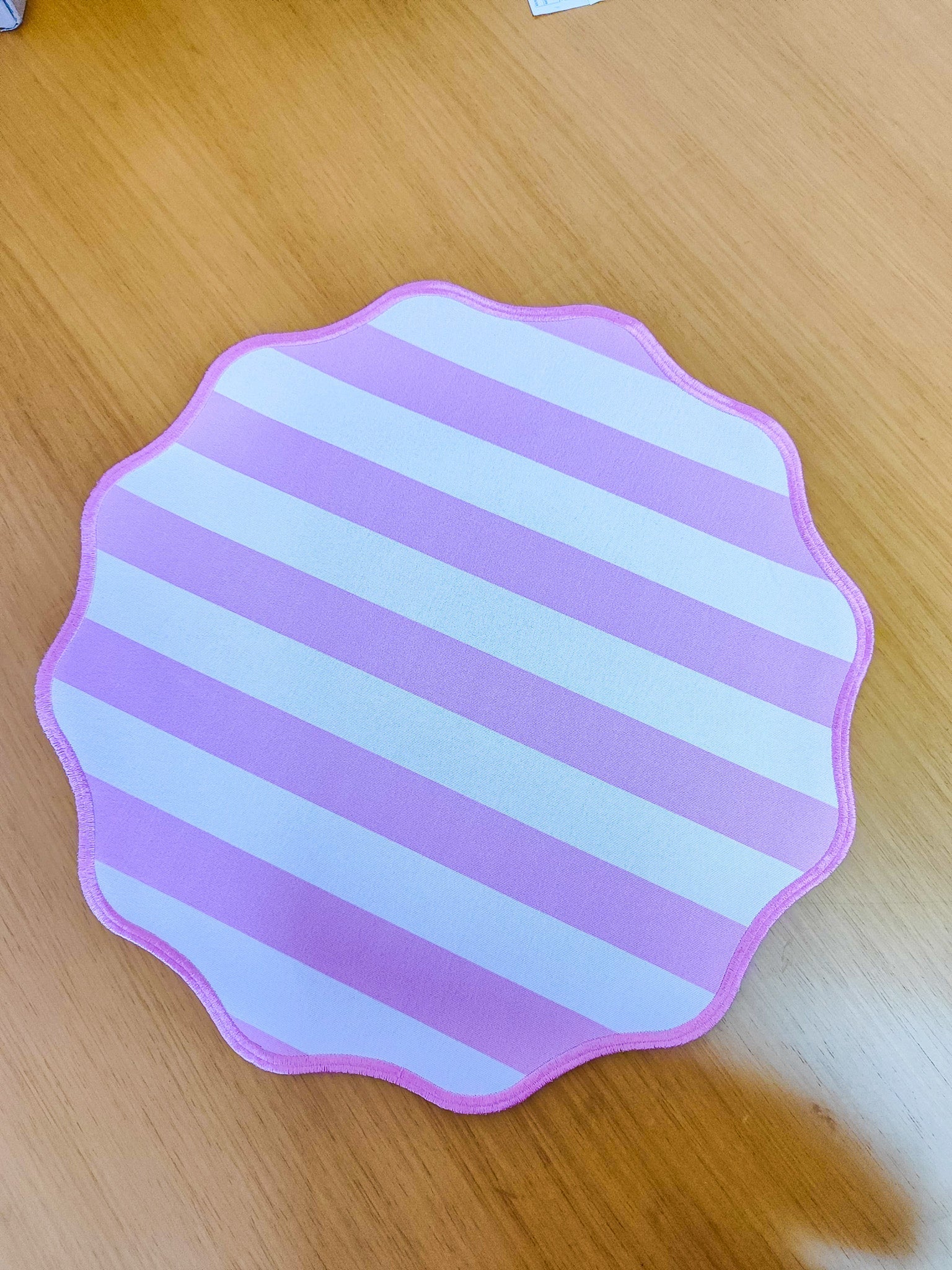 Lugar Americano Redondo Stripes Rosa Claro – 40 cm