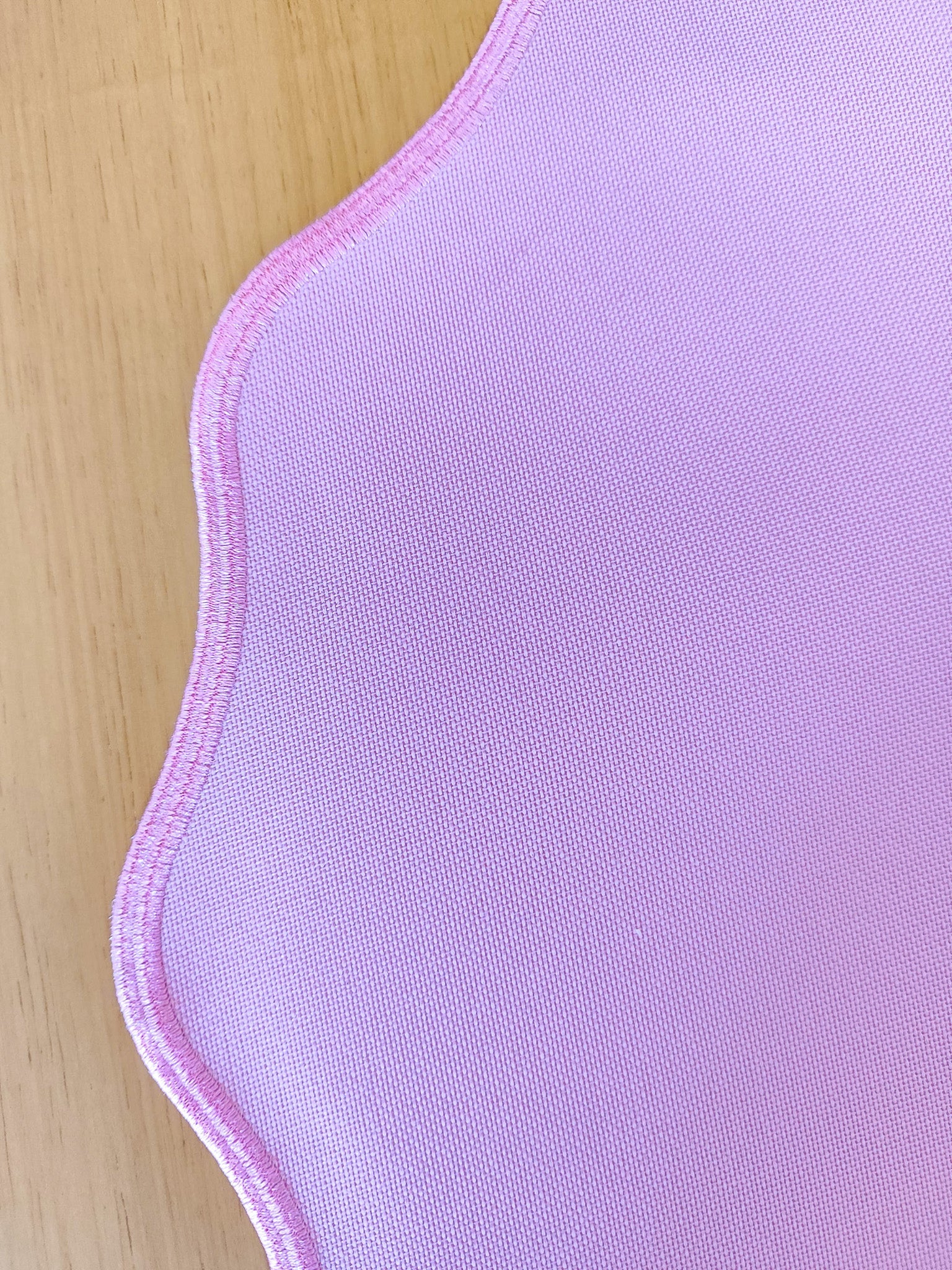 Lugar Americano Redondo Stripes Rosa Claro – 40 cm